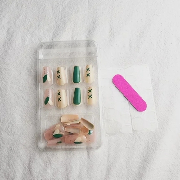 24 Pieces Fake Press On Nails - Picture 4 of 5